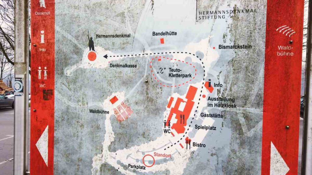 Hermannsdenkmal im Teutoburger Wald - gewaltiges Monument als Symbol